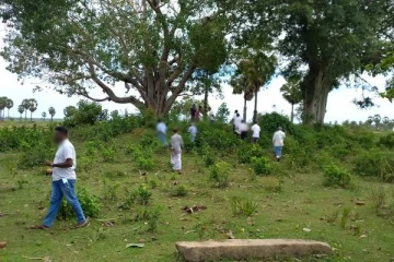 அரசியல்வாதிகள் பலவந்தமாக காணிகளை பிடித்துக் கொள்வதாக குற்றச்சாட்டு