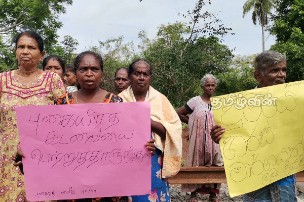 வவுனியாவில் தொடருந்து பாதையை மறித்து மக்கள் ஆர்ப்பாட்டம்: புனரமைப்பு பணி இடைநிறுத்தம் (Photos) | Protest In Vavuniya Against Railway