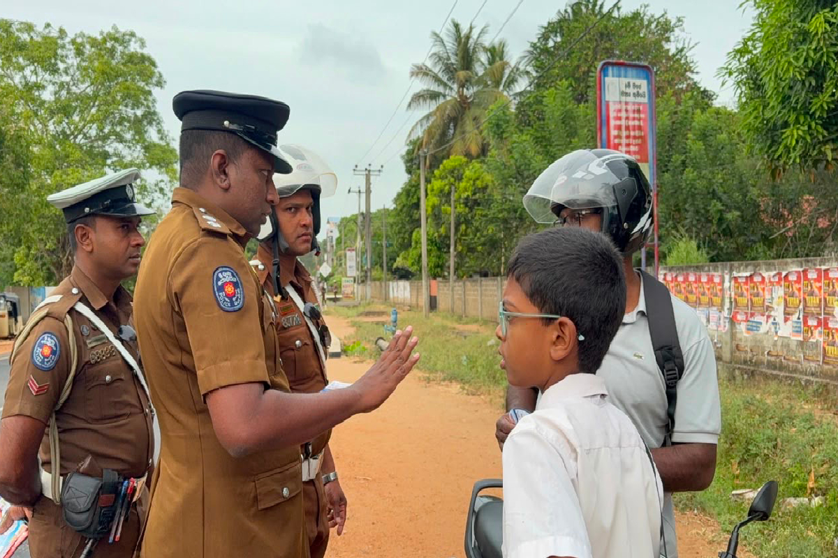 பிள்ளைகளை ஏற்றி செல்லும் பெற்றோருக்கு வவுனியா பொலிஸார் கடும் உத்தரவு! | Vavuniya Police Order Children Must Wear Helmets