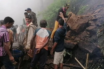 இராகலை - மந்தாரம்நுவர பிரதான வீதியில் கற்பாறைகள் சரிந்து போக்குவரத்து பாதிப்பு (Video)