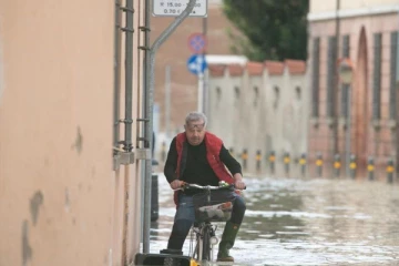 ගං වතුරෙන් 13ක් මරුට.