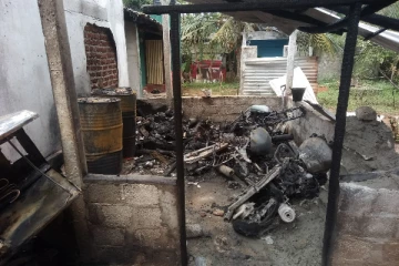 வீடொன்றில் ஏற்பட்ட தீப்பரவலால் பல லட்சம் பெறுமதியான பொருட்கள் தீயில் கருகின(Photos)