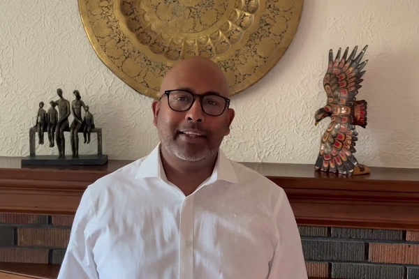 கனடாவில் இலங்கை  தமிழ் மருத்துவருக்கு கிடைத்த கௌரவம்! | Sri Lankan Tamil Doctor Received Honor In Canada