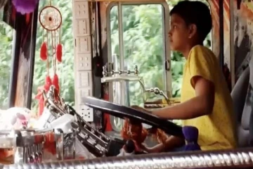 சுற்றுலா பேருந்தை ஓட்டிச் சென்ற பாடசாலை மாணவன்!