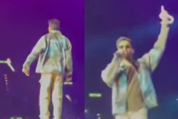 மேடையில் பாடிக்கொண்டிருந்த அனிருத் மீது பொருட்களை வீசிய ரசிகர்கள்! அவர் என்ன செய்தார் பாருங்க..