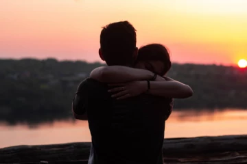 இனிமேல் கட்டிப்பிடித்து முத்தம் கொடுக்க தடையில்லை! குஷியில் இளைஞர்கள்