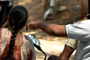 யாழில் மோட்டார் சைக்கிளுக்கு லீசிங் கட்ட வீதியில் சென்ற பெண்ணின் சங்கிலி அறுப்பு !