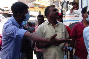 எரிவாயுக்காக நீண்டநேரம் வரிசையில் காத்திருந்த மக்களை 'நாயே' என திட்டியதால் ஏற்பட்ட பதற்றம்!