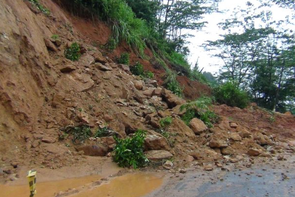විදුලි බිඳ වැටීම්, ගංවතුර,නායයෑම් වලින් ජනතාවට දැඩි බලපෑම් (VIDEO)(PHOTOS) | Critical Weather Condition In Sri Lanka