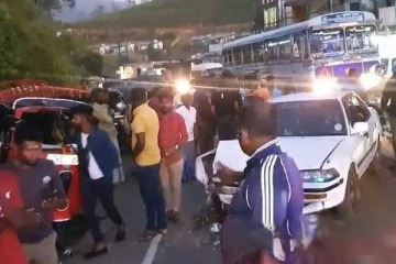 மோட்டார் வாகனமும் முச்சக்கரவண்டியும் நேருக்கு நேர் மோதி விபத்து