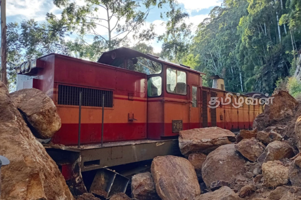 மண்சரிவு காரணமாக மலையக தொடருந்து சேவைகள் பாதிப்பு | Hill Train Services Affected Due To Landslide