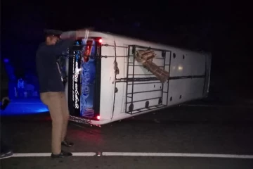 சிவனொளிபாத மலைக்கு சுற்றுலா பயணிகளை ஏற்றிச் சென்ற பேருந்து விபத்து