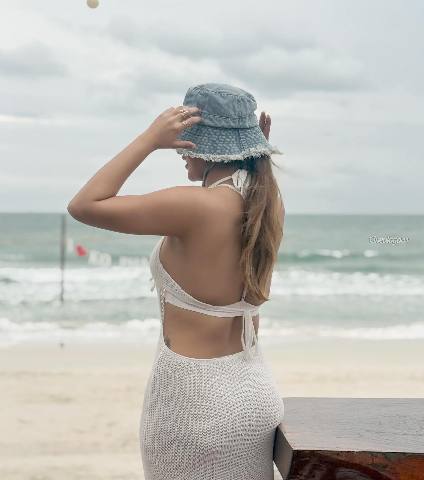 கடற்கரையில் வேற லெவல் கவர்ச்சி உடையில் நடிகை யாஷிகா ஆனந்த் 3 Gallery