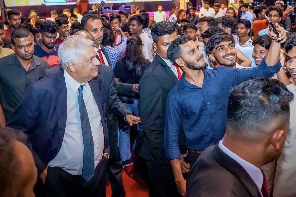அரசியலில் குழி பறிக்கும் தந்திரம் - இளைஞர்களிடம் ரணில் விடுத்த கோரிக்கை | Ranil S Guidance For Youths அரசியலில் குழி பறிக்கும் தந்திரம் - இளைஞர்களிடம் ரணில் விடுத்த கோரிக்கை | Ranil S Guidance For Youths