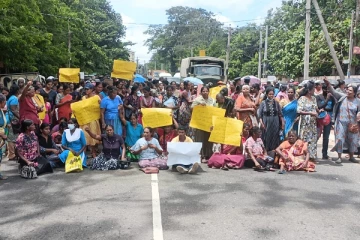 வறிய மக்களின் உதவித்திட்டத்தில் இடம்பெறும் முறைகேடுக்கு எதிராக ஆர்ப்பாட்டம் (Photos)