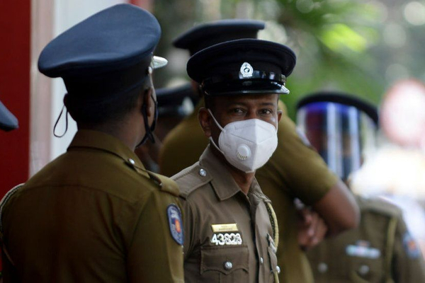 பொலிஸ் அதிகாரிகள் குழுவினர் மீது தாக்குதல் | Attack On Police Officers