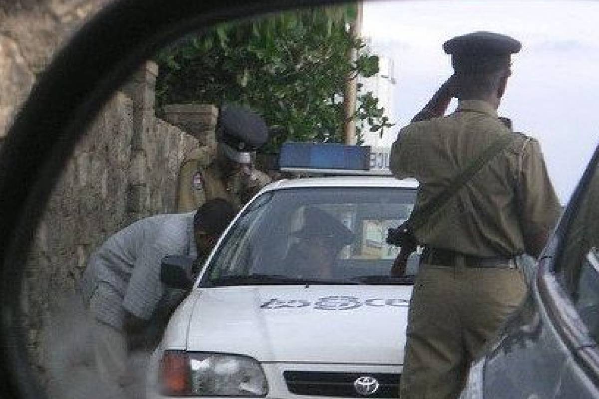 நள்ளிரவில் வேகக் கட்டுப்பாட்டை இழந்த கார் விபத்து ; மூவர் படுகாயம் | Three Injured Midnight Car Accident Losing Control