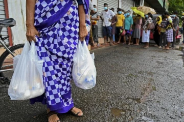 இலங்கையில் மோசமடையும்  நிலைமை ;குழந்தைகளுக்காக வங்கிய பொருட்களை பறிகொடுத்த  தாயார்