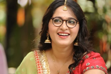 உடல் எடையை குறைத்து மிகவும் ஒல்லியாக மாறிய அனுஷ்கா.. இப்படி மாறிவிட்டாரா