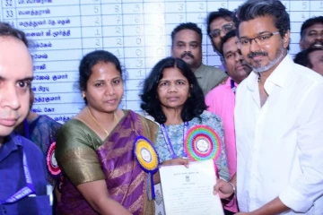 படித்த கல்லூரியில் வெற்றி சான்றிதழ் பெற்ற விஜய்