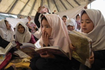 பள்ளி செல்ல அனுமதியுங்கள்; பேசுபொருளான ஆப்கான் சிறுமியின்  உருக்கமான கோரிக்கை!