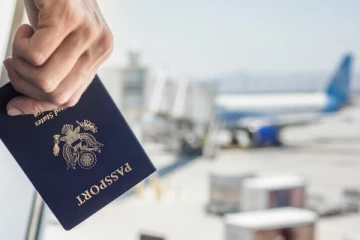 கடவுச்சீட்டில் எழுதியதால் திருப்பி அனுப்பப்பட்ட அமெரிக்க பயணி