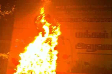 யாழில் அங்கஜனின் பதாகைக்கு தீ!!