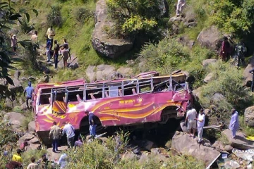 நேபாளத்தில் சாலையில் இருந்து விலகி சென்று கவிழ்ந்த பேருந்து: 2 பேர் பலி, 32 காயம்