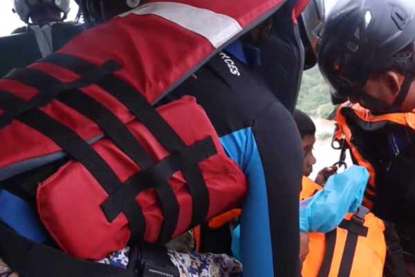 வவுனியாவில் வீட்டு கூரையில் சிக்கிய குடும்பம் ; ஹெலி மூலம் மீட்ட விமானப்படை | Army Rescues Family Trapped On Vavuniya