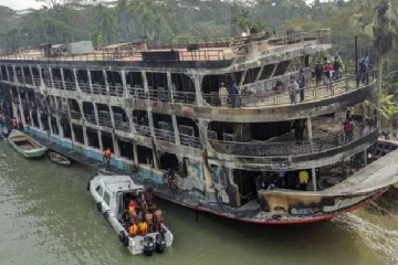 ஆற்றில் தீப்பற்றி எரிந்த படகு   ;  32 பேர்  பரிதாப உயிரிழப்பு