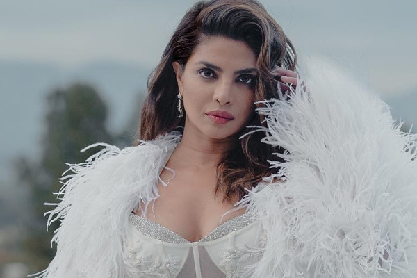 அதிகம் Politics பண்றாங்க.. இந்தியாவை விட்டு கிளம்பிட்டேன்: பிரியங்கா சோப்ரா அதிர்ச்சி பேட்டி | Priyanka Chopra On Politics In Bollywood