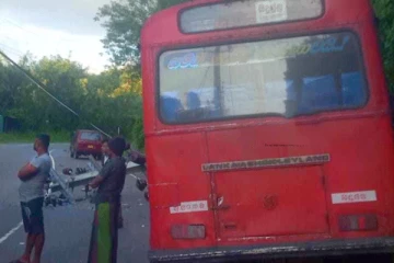 மின்கம்பத்தில் மோதி பேருந்து விபத்து