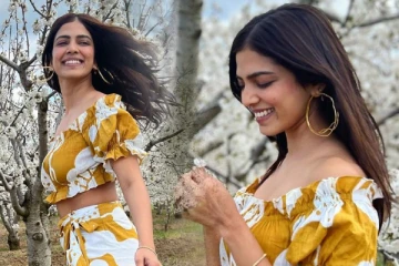 இயற்கையை ரசிக்கும் நடிகை மாளவிகா மோகனன்.. அழகிய புகைப்படங்கள்