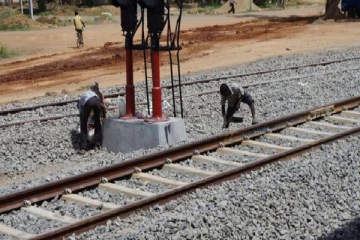 ரயில் பாதையை நிர்மாணிக்க வரும் இந்திய தொழிலாளர்கள்