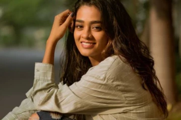 இவங்கல கொஞ்சம் கண்ட்ரோல் பண்ணுங்க! வாய்ப்பிற்காக இப்படி மாறிய காயத்ரி