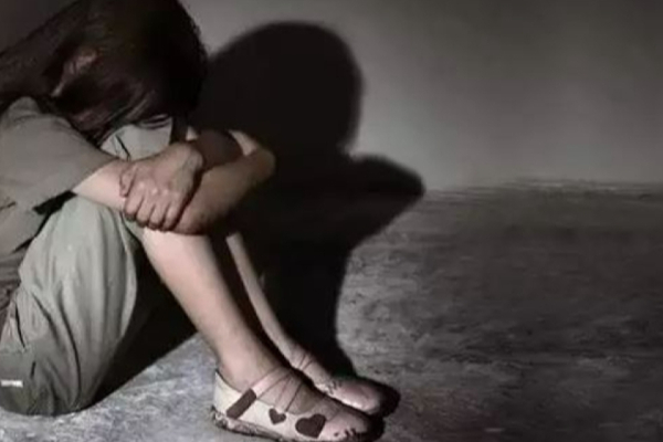 ஆபாச படம் காண்பித்து தனது சொந்த மகளை பாலியல் துஸ்பிரயோகம் செய்த தந்தை | Father Rapes Own Daughter In Pornographic Film ஆபாச படம் காண்பித்து தனது சொந்த மகளை பாலியல் துஸ்பிரயோகம் செய்த தந்தை | Father Rapes Own Daughter In Pornographic Film