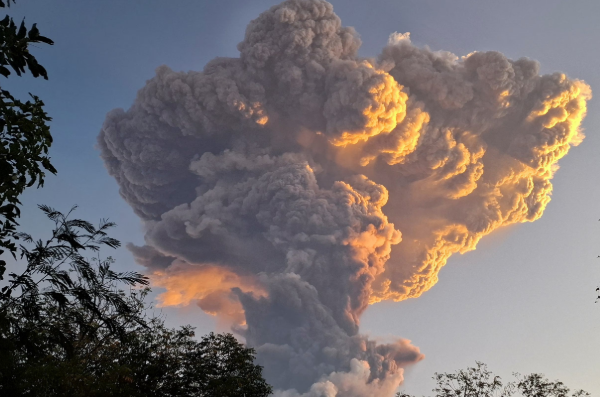 ஜப்பானில் மீண்டும் வெடித்த எரிமலை : விமான சேவைகள் இரத்து | Japan Volcano Erupts Again Flights Cancelled ஜப்பானில் மீண்டும் வெடித்த எரிமலை : விமான சேவைகள் இரத்து | Japan Volcano Erupts Again Flights Cancelled
