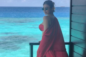 நாகினி சீரியல் புகழ் மௌனி ராய்.. மாலத்தீவில் பிகினி போஸ்