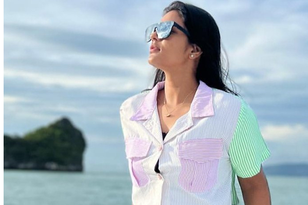 இப்படியொரு ஆடையில் கிளாமர் லுக்கில் போஸ்.. இதுவரை இல்லாத அளவிற்கு மாறிய நடிகை ஐஸ்வர்யா ராஜேஷ்.. | Aishwarya Rajesh Latest Glamour Photoshoot Video