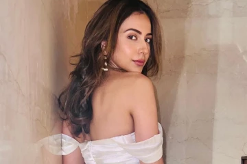 ரகுல் ப்ரீத் வெள்ளை உடையில் கிளாமர் போஸ்