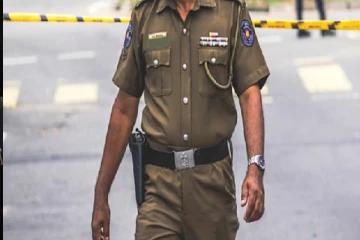 புத்தர் கோவிலில் கைத்துப்பாக்கியை மறைத்து வைத்து நாடகமாடிய காவல்துறை உத்தியோகத்தர் சிக்கினார்