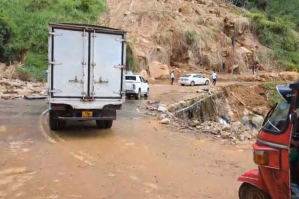 டித்வா பேரழிவால் உருக்குலைந்த நுவரெலியா கம்பளை பிரதான வீதி திறப்பு | Nuwara Eliya Gampola Road Open For Light Vehicles டித்வா பேரழிவால் உருக்குலைந்த நுவரெலியா கம்பளை பிரதான வீதி திறப்பு | Nuwara Eliya Gampola Road Open For Light Vehicles