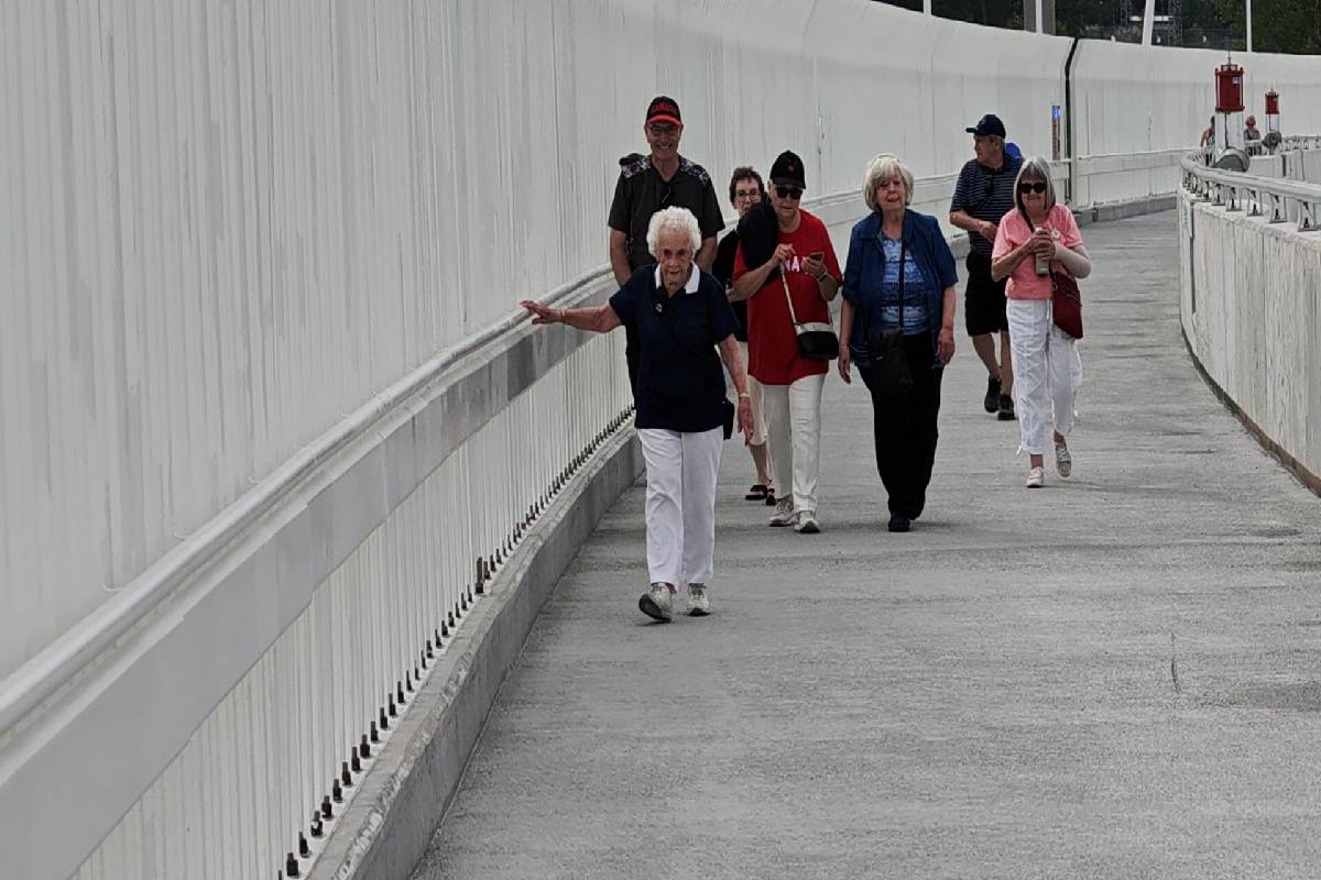 கனடாவில் வாழும் 102 வயது பாட்டியின் நிறைவேறிய ஆசை | Canadian 102 Year Old Woman Walks New L Bridge கனடாவில் வாழும் 102 வயது பாட்டியின் நிறைவேறிய ஆசை | Canadian 102 Year Old Woman Walks New L Bridge