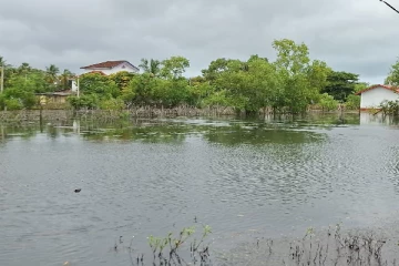வெள்ளத்தில் மூழ்கிய மட்டக்களப்பு ; துண்டிக்கப்பட்ட போக்குவரத்து