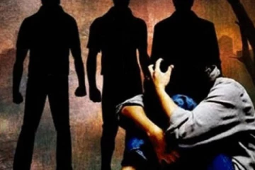 இளம்பெண்ணை 5 பைக்குகளில் துரத்திய கும்பல் ; கூட்டு சேர்ந்து பாலியல் வன்கொடுமை செய்த கொடூரம்