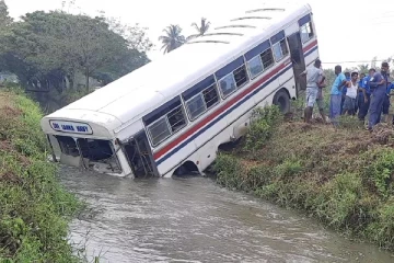 வாய்க்காலினுள் விழுந்த கடற்படையினரின் பேருந்து; 3 வீரர்களுக்கு நேர்ந்த நிலை!