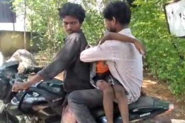 இறந்த மகனின் சடலத்தை பைக்கில் எடுத்து செல்லும் தந்தையின் துயரம்! கண்கலங்க வைக்கும் காட்சி