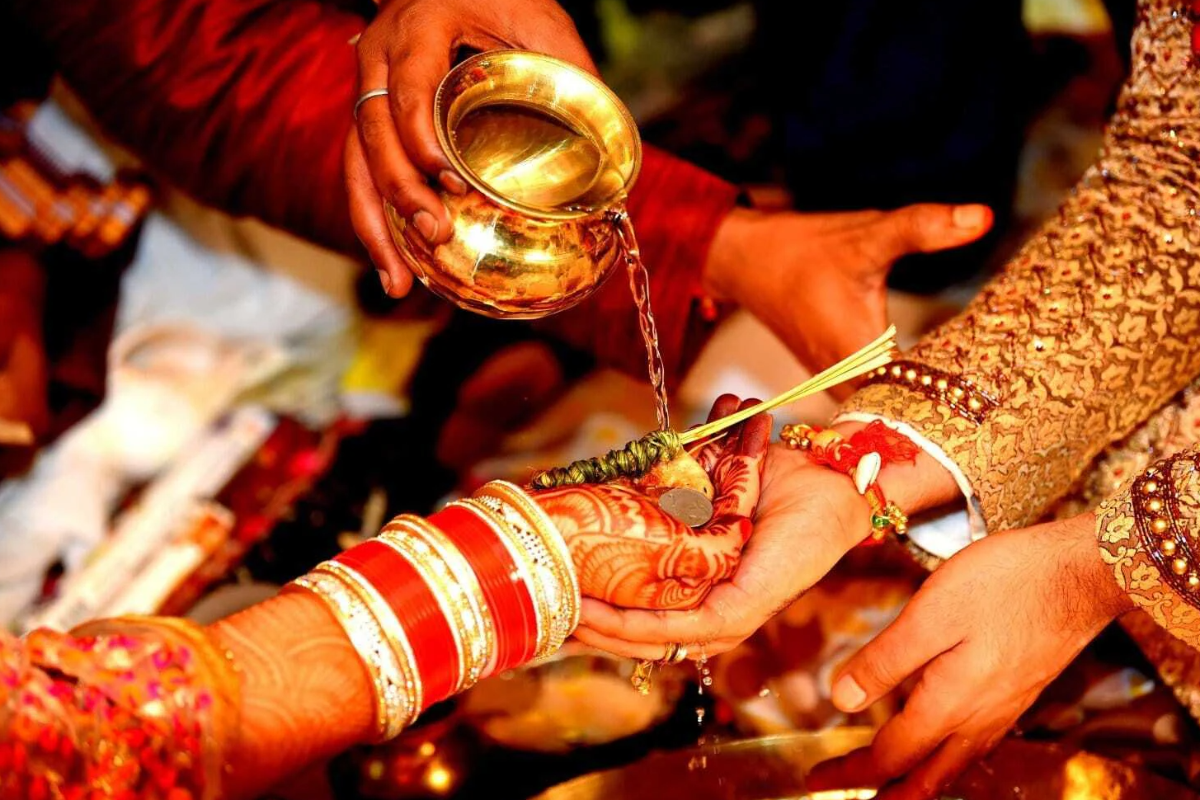 நாளை வேண்டிய வரங்கள் கிடைக்கும் வரலட்சுமி விரதம்; பெண்கள் அவசியம் கடைப்பிடிக்க வேண்டிய விரதம் | Varalakshmi Vratam Pooja Amman Blessings நாளை வேண்டிய வரங்கள் கிடைக்கும் வரலட்சுமி விரதம்; பெண்கள் அவசியம் கடைப்பிடிக்க வேண்டிய விரதம் | Varalakshmi Vratam Pooja Amman Blessings
