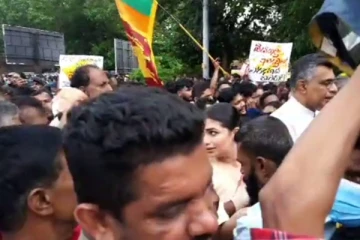 දැවැන්ත විරෝධය ඇරඹෙයි - හිරුණිකත් පාරට....විරෝධතාවය එන්න එන්නම උණුසුම් වන ලකුණු ..(VIDEO)