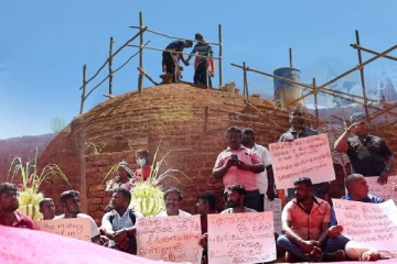 குருந்தூர்மலை பௌத்த ஆக்கிரமிப்புக்கு எதிராக மக்கள் சீற்றம் - காவல்துறையினருக்கு எதிராக பாரிய குற்றச்சாட்டு